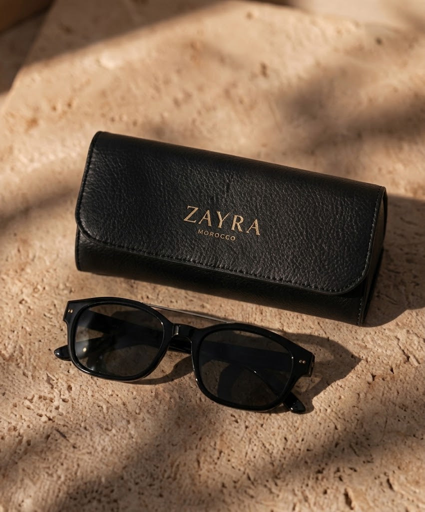 Lunettes ZAYRA et étui sur une pierre chaude